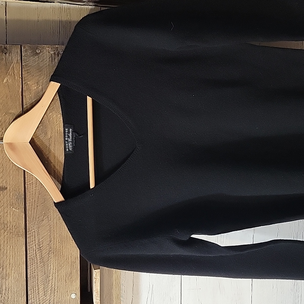 Mount Rouge 100% cashmere sweater v neck. Size small.